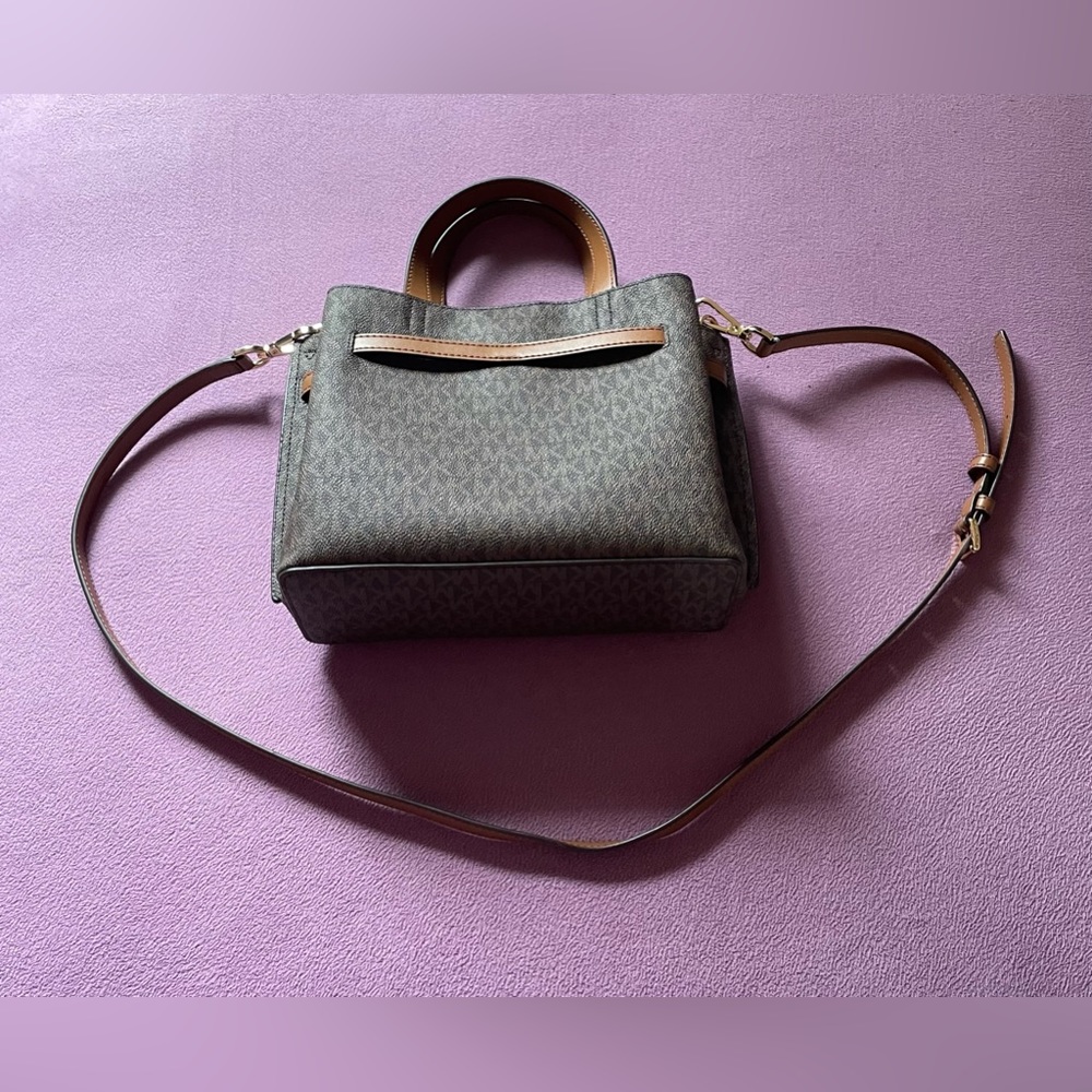 Brand New Michael Kors Emilia Small Logo Satchel - Picture 2 of 7